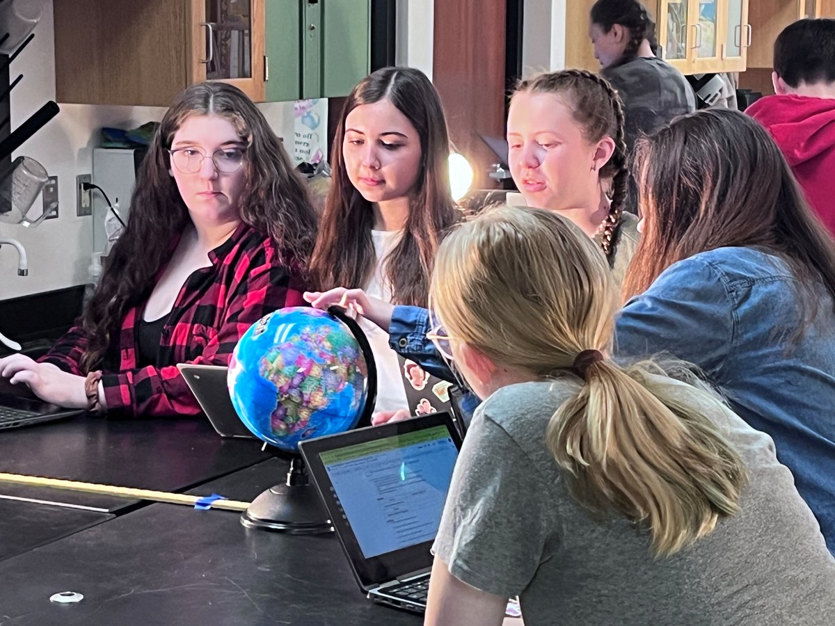 MidlandPS's tweet image. Mrs. Brillhart’s students are studying the reasons for the seasons, incorporating various hands-on activities. On Friday, her students enjoyed some sunshine, did chalk drawings explaining the #seasons. #scienceclass #MidlandPublicSchools #MidlandMi #education #JeffersonHuskies