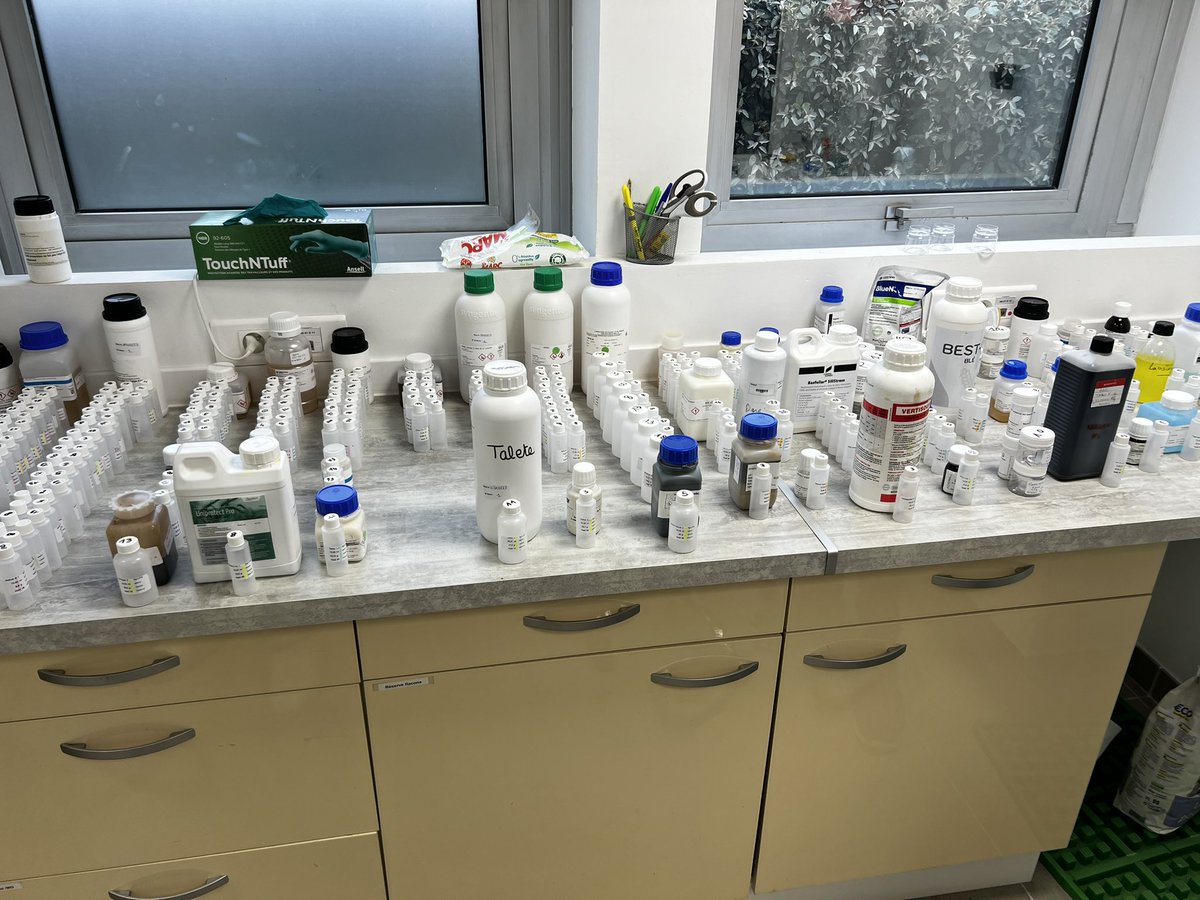 Pas de semis de #maïs ni de #tournesol pour le moment alors on en profite pour préparer les T2 fongicides sur céréales ou encore les anti pucerons sur #betterave mais aussi les bio-stimulants sur maïs 🧑‍🔬
Ça en fait des petits flacons !! 🙄