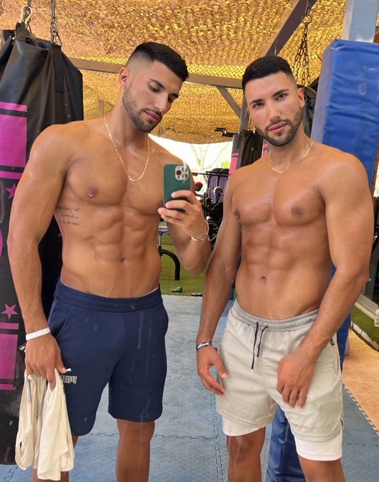 Left or right ? 😀😀 #twins #fitness   https://t.co/0y6LyqnhcF https://t.co/OgVlyQJrYd<a href="/tag/twins"class="tags">#twins</a><a href="/tag/fitness"class="tags">#fitness</a>