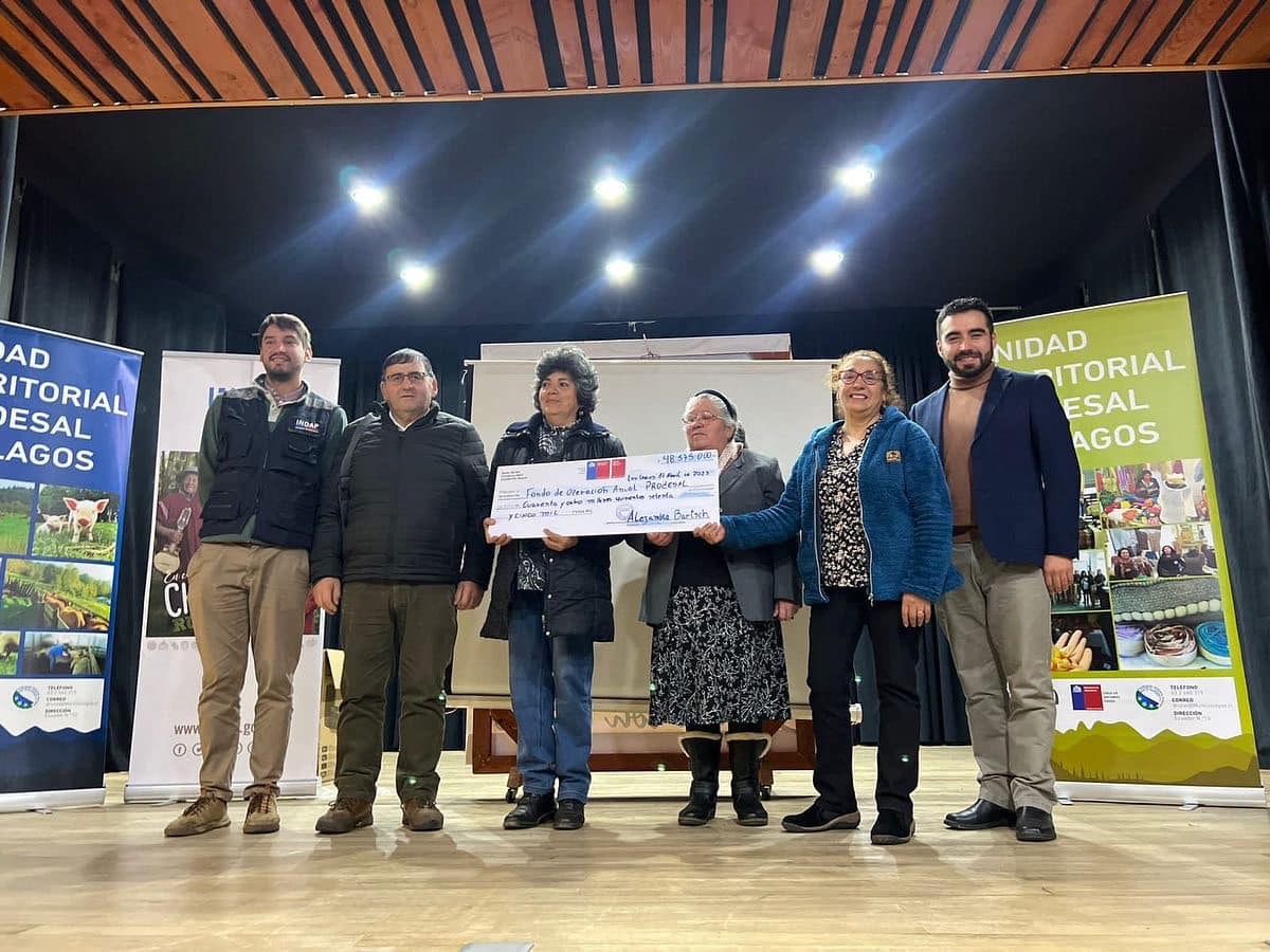 Y no paramos de potenciar el mundo rural de Los Lagos…
Hoy nuevamente INDAP Los Ríos entregó recursos  mediante el Fondo de Operación Anual lo que ayuda a más de 330 microproductores  de nuestra comuna.
Agradecemos  el tremendo trabajo del equipo rural de Los Lagos.