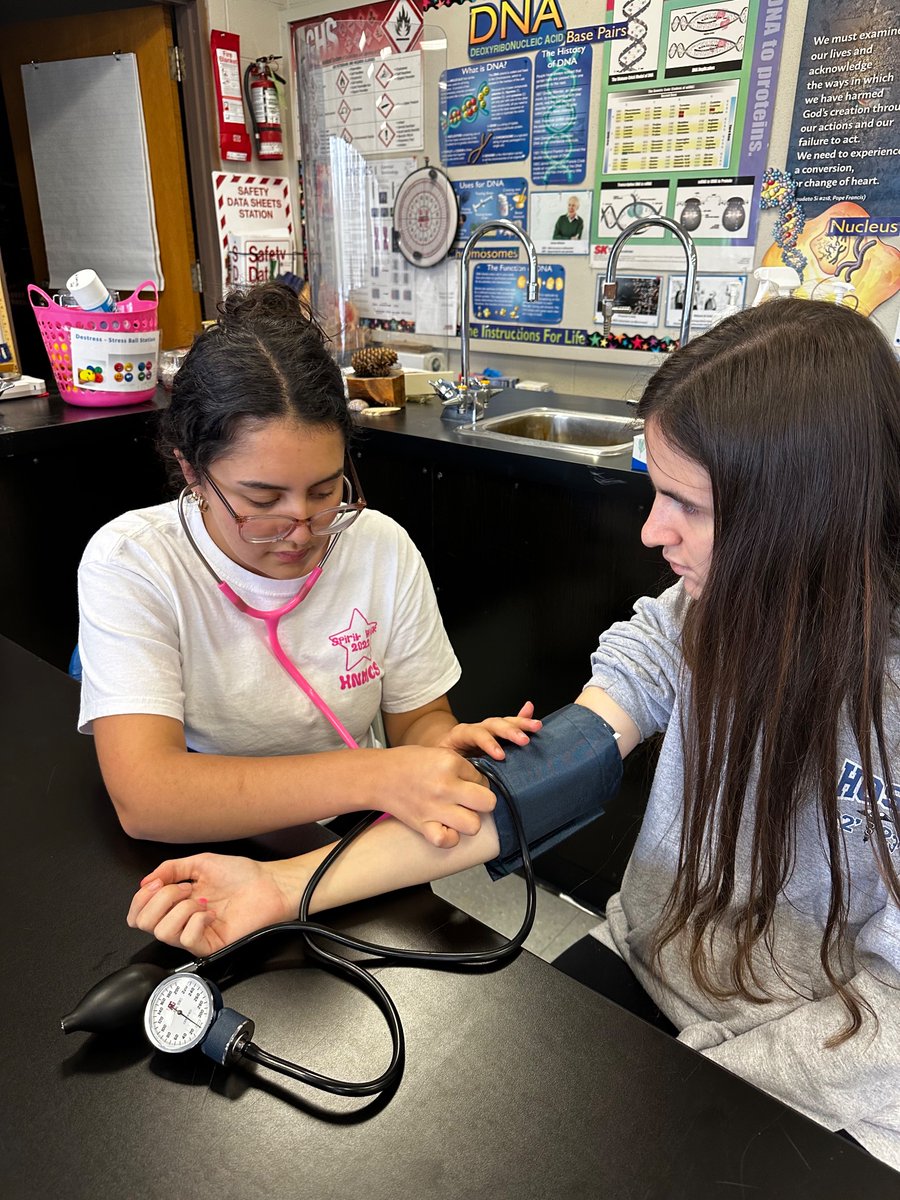 MsENicoletti's tweet photo. Learning how to measure blood pressure manually in HIOSA science club! @hnmcs @MsENicoletti https://t.co/w6JK2YajnX