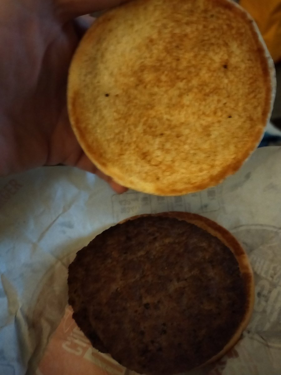 avinalaff72's tweet photo. @McDonaldsUK  order 2 of these and this what I got not happy https://t.co/tWbVEnXPo2