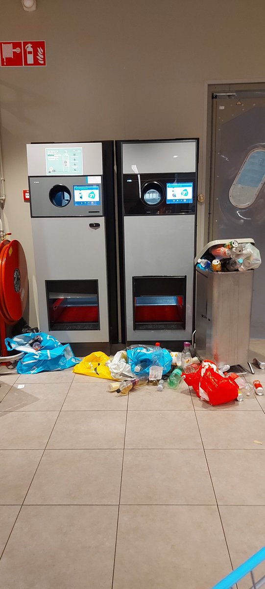 Hoi <a href="/albertheijn/">Albert Heijn</a>, aangezien de online  klantenservice niet bepaald uitkomst biedt hierbij een foto van jullie winkel aan de Asterlo in Rotterdam, wat een zooitje. Niet bepaald bevorderlijk voor de inname statiegeld. Die breng ik voortaan wel ergens anders.