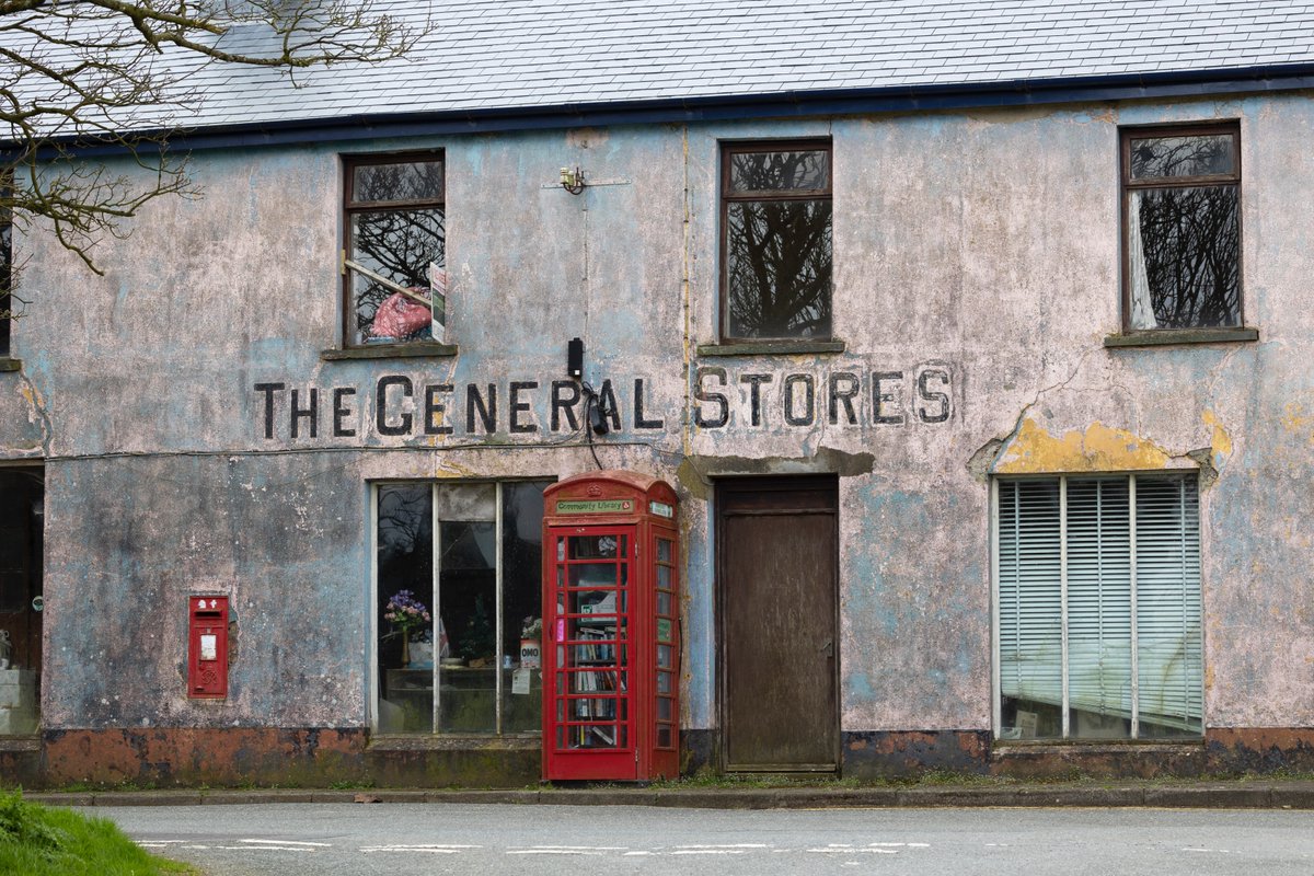 HallPhotographic tweet media