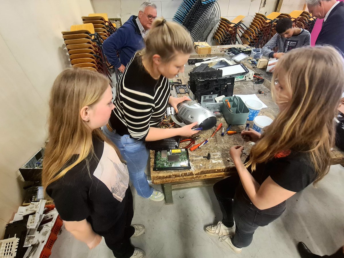 Met minister <a href="/HankeBruinsSlot/">Hanke Bruins Slot</a> ea vandaag langs geweest bij mooie initiatieven over werk &amp; verbondenheid in het Zutphens Waterkwartier, het <a href="/NewTechPark055/">NewTechPark</a> in Apeldoorn bezocht en voorbeelden gezien van duurzaam toerisme in Putten. Trots op onze Gelderse samenwerking! #regiodeal