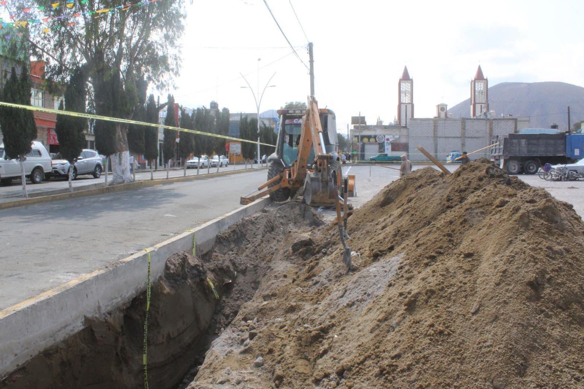 Comenzamos con los trabajos de construcción del #MercadoMunicipal en #NuestraVictoria. Esta obra se está realizando con el apoyo del gobierno estatal encabezado por @SergioSalomonC, con quien coincidimos en mejorar las condiciones de desarrollo de #NuestraVictoria