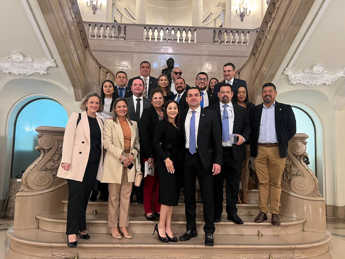 LedaDiputada's tweet photo. Diputados de Juntos por el cambio y la @Bancada_PNH en la Legislatura Autónoma de Buenos Aires. 
Democracia y Libertad!🇭🇳🇦🇷 https://t.co/sYnnRFUlTK