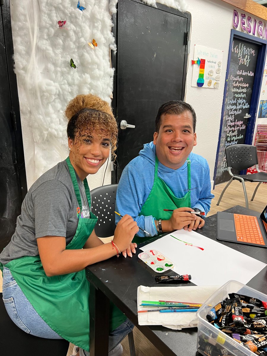 NBCUTelemundo's tweet image. 🙌 ¡Es #NationalVolunteerMonth y estamos orgullosos de celebrarlo con #NBCUnites y #ElPoderEnTi!

Recientemente tuvimos un increíble evento en el @WOWCenterMiami donde 70+ empleados de @Telemundo se reunieron para apoyar y empoderar a personas con disCAPACIDADES de desarrollo.