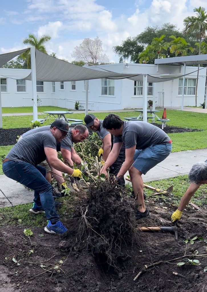 NBCUTelemundo's tweet image. 🙌 ¡Es #NationalVolunteerMonth y estamos orgullosos de celebrarlo con #NBCUnites y #ElPoderEnTi!

Recientemente tuvimos un increíble evento en el @WOWCenterMiami donde 70+ empleados de @Telemundo se reunieron para apoyar y empoderar a personas con disCAPACIDADES de desarrollo.