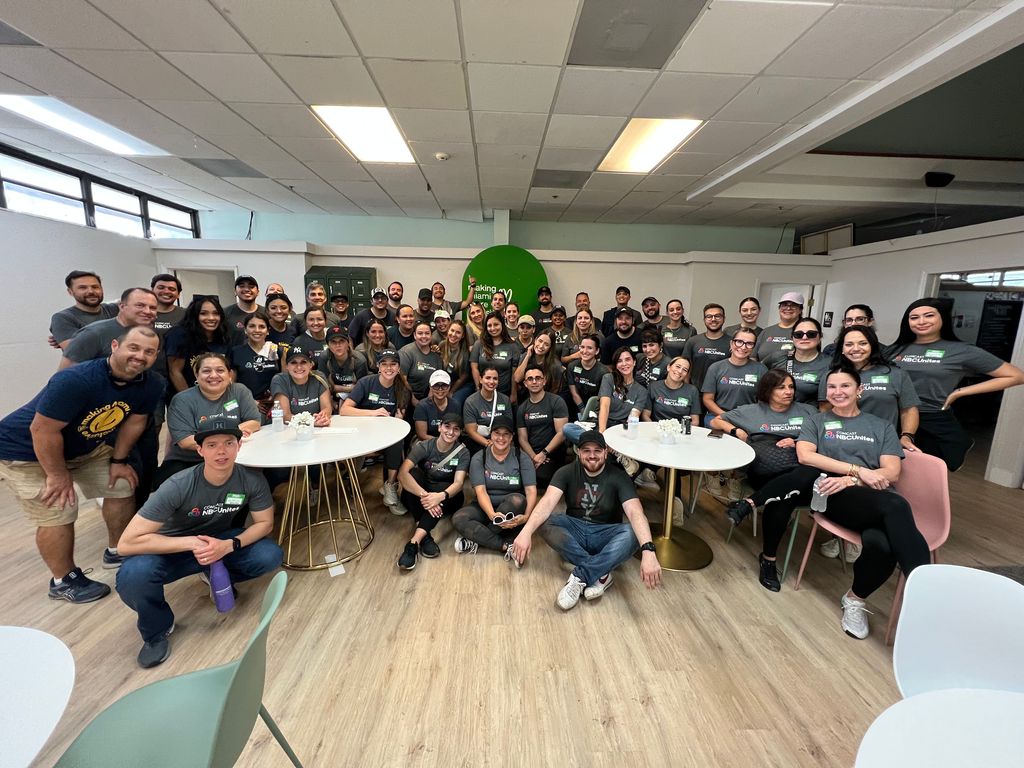 NBCUTelemundo's tweet image. 🙌 ¡Es #NationalVolunteerMonth y estamos orgullosos de celebrarlo con #NBCUnites y #ElPoderEnTi!

Recientemente tuvimos un increíble evento en el @WOWCenterMiami donde 70+ empleados de @Telemundo se reunieron para apoyar y empoderar a personas con disCAPACIDADES de desarrollo.