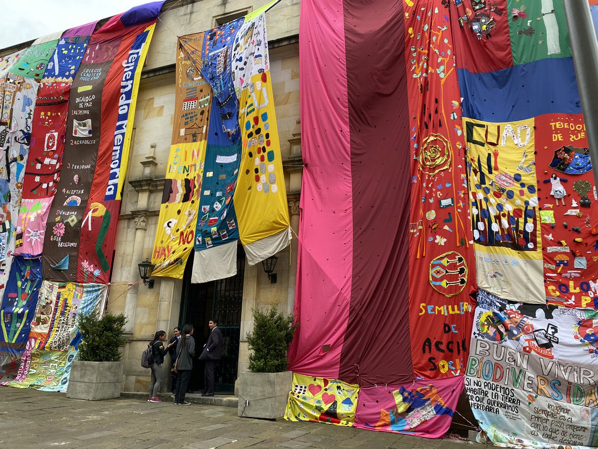 AmbVitezy's tweet photo. La semana pasada #Colombia celebró la semana de paz y la memoria. La @CancilleriaCol organizó un evento cultural, la PAZarela con la participación de @ManifiestaCol Tejidos Chakana, y la Unión de Costureros. También logré conocer la Viceministra Elizabeth Taylor Jay. Muy chevere! https://t.co/DTQFLJBdNM