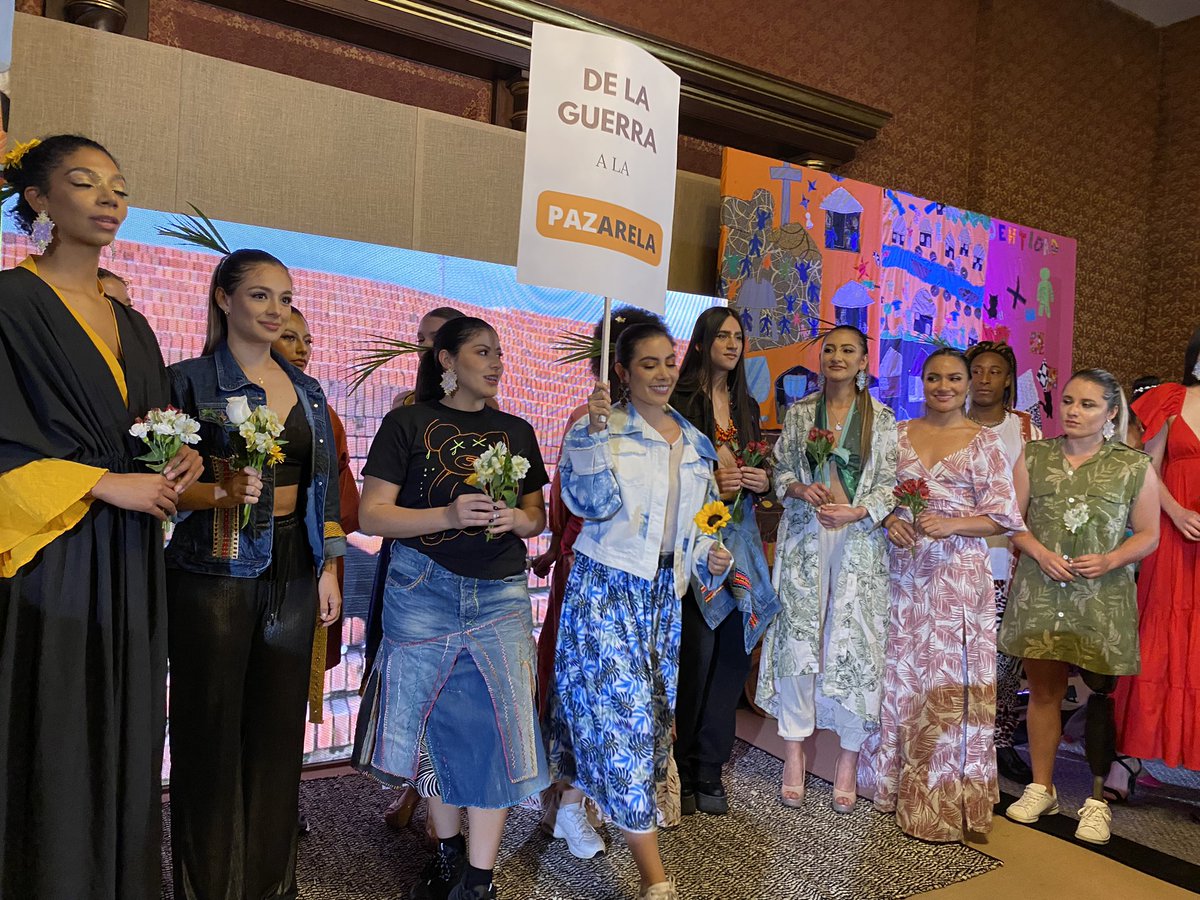 AmbVitezy's tweet photo. La semana pasada #Colombia celebró la semana de paz y la memoria. La @CancilleriaCol organizó un evento cultural, la PAZarela con la participación de @ManifiestaCol Tejidos Chakana, y la Unión de Costureros. También logré conocer la Viceministra Elizabeth Taylor Jay. Muy chevere! https://t.co/DTQFLJBdNM
