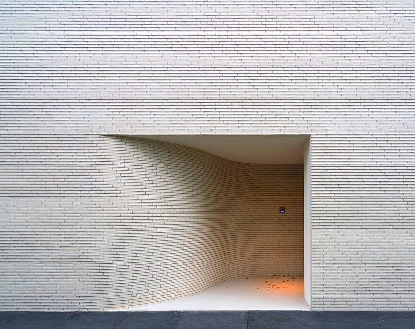 parametricarch's tweet photo. The Casa Kwantes House, designed by @MVRDV, is located in Rotterdam, Netherlands, on a corner plot of an old hospital, providing privacy, maximum daylight, and open living spaces for the households.

The 480m2 private home offers a partial glimpse into the property using a white brick wall façade and a subtle indented entrance leading into an initially dark and enclosed entrance hall.

📸 Ossip

#netherlands #architect #computational #computation #computationaldesign #curves #brickwall