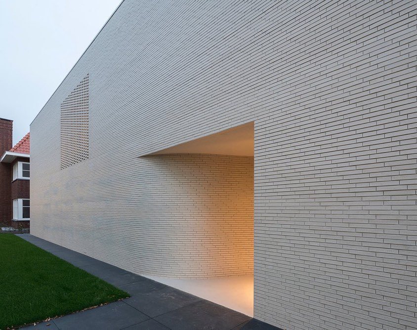 parametricarch's tweet photo. The Casa Kwantes House, designed by @MVRDV, is located in Rotterdam, Netherlands, on a corner plot of an old hospital, providing privacy, maximum daylight, and open living spaces for the households.

The 480m2 private home offers a partial glimpse into the property using a white brick wall façade and a subtle indented entrance leading into an initially dark and enclosed entrance hall.

📸 Ossip

#netherlands #architect #computational #computation #computationaldesign #curves #brickwall