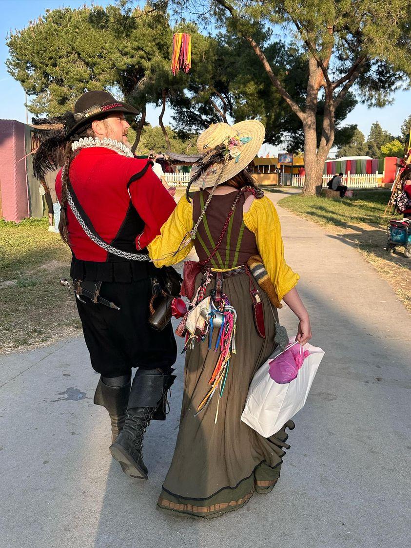 TheSpritelyOne's tweet photo. I love faire and i love @HeatherGfield @tommysaves #faire #renfaire #renaissancepleasurefaire https://t.co/5WykoDtpIf