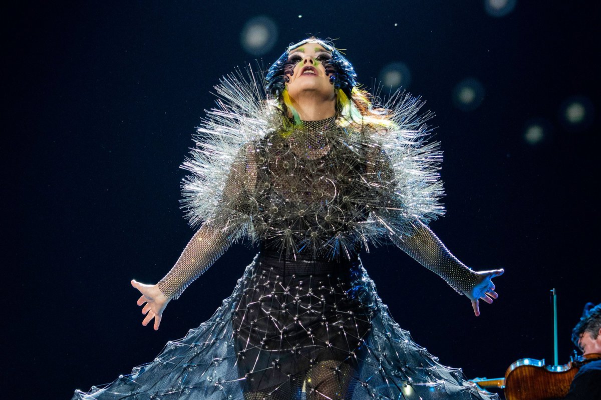 FILTERMexico's tweet photo. Björk llegó a Coachella con una elegante presentación orquestal que incluyó la presencia de 864 drones sobre el escenario.

���: Santiago Felipe. https://t.co/OGwdGSPur1