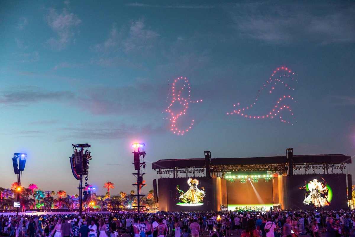 FILTERMexico's tweet photo. Björk llegó a Coachella con una elegante presentación orquestal que incluyó la presencia de 864 drones sobre el escenario.

���: Santiago Felipe. https://t.co/OGwdGSPur1