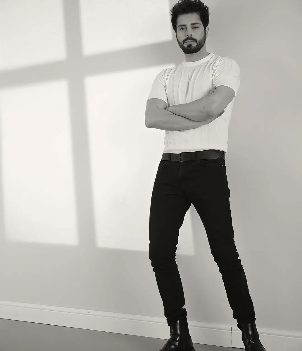 AliYasinLatino's tweet photo. Observa todo lo blanco que hay en torno tuyo, pero recuerda que todo lo negro existe.▫️▪️
🤍➰🖤
-----------
>> @ayozegemen<< ✔️
.
.
.
#blancoynegrofoto #modelactor #whiteandblackphoto #actormodel
#AliYasinÖzegemen #actorturco #turkishactor #seriesturcas #AliYasinOzegemen https://t.co/ozA9dJr2pE