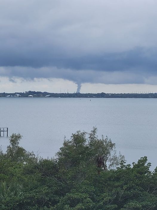 jmtiff's tweet photo. @tropicalupdate Ft Pierce, FL this afternoon.  Photo credit Doreen Moran. https://t.co/P0KEgjl2tv