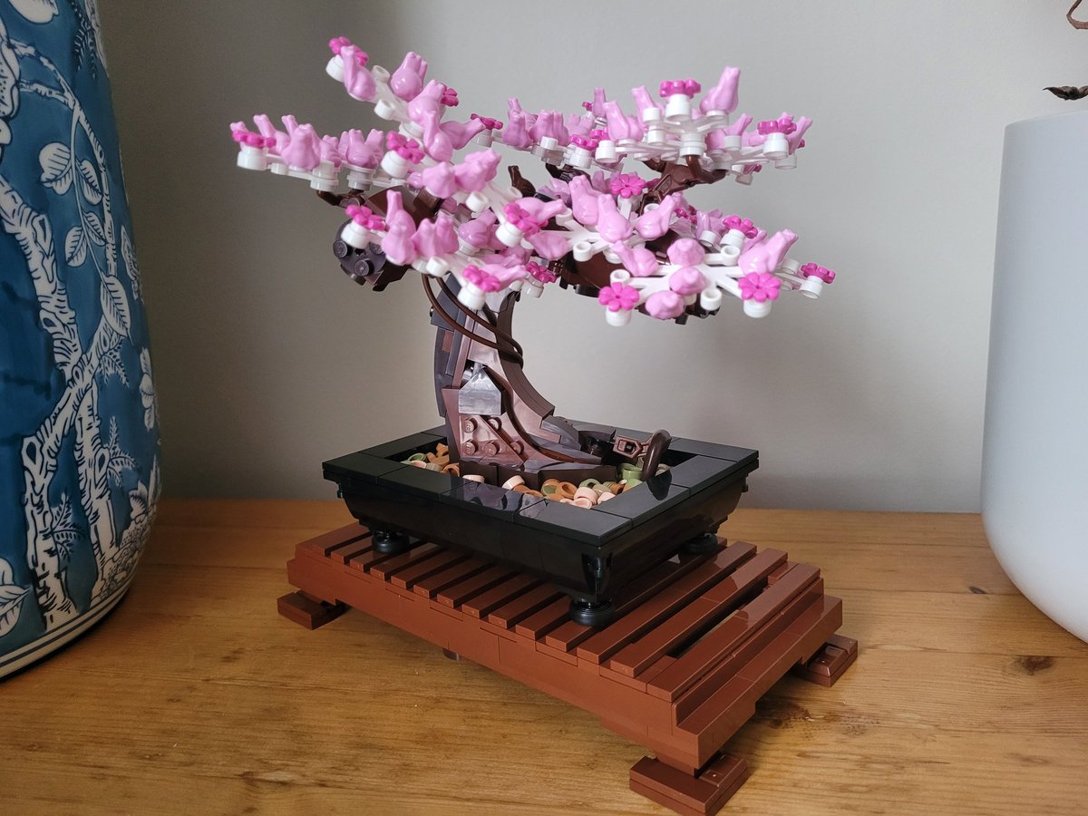 Joootle's tweet photo. My favorite thing about this is that the cherry blossom is made from 101 tiny pink lego frogs https://t.co/mj0qoeib85
