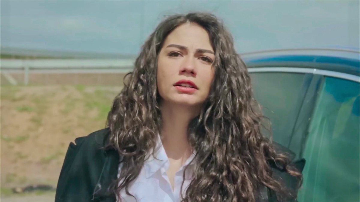 hourlydemet's tweet photo. Demet Özdemir as Farah Erşadi #DemetÖzdemir #FarahErşadi
 #AdımFarah #AdımFarahdizi https://t.co/a9MbYWQ3Iu
