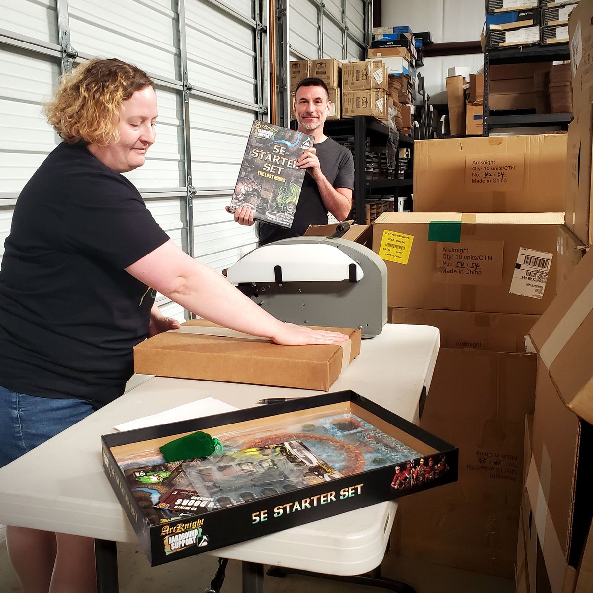 ArcknightGames's tweet photo. Shipping for Hardbound Support 1.5 has begun! 🥳
Keep up with our Kickstarter updates here: https://t.co/puVKfRh2XS
#kickstarterproject #dndguide #dungeonmasterlife #5thedition #dndstarterset #nerdingout #gamersofinstagram #tabletopgames #tabletopgaming #mondaymood https://t.co/yZdXjcZqpH