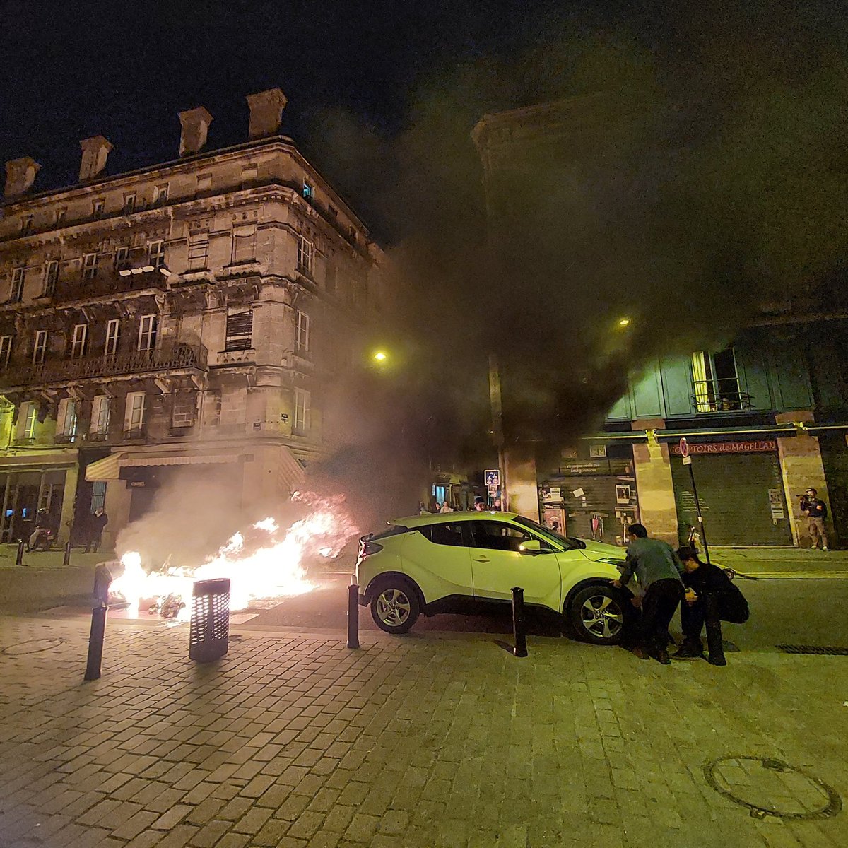 JCGaliacy's tweet photo. #Bordeaux, près du Palais des sports, une voiture a été sauvée tout juste des flammes. Des affrontements entre manifestants et forces de l'ordre ont eu lieu : feux d'artifice contre grenades lacrymogènes. La manif sauvage se poursuit dans le centre-ville. #ConcertdeCasserole20H https://t.co/TpgmeXuE08