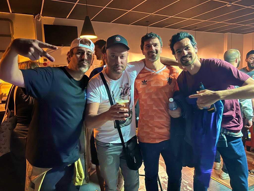 <a href="/Ri_Rosado/">Ricardo Rosado</a> <a href="/rubtrican/">Rubén</a> <a href="/poetaspuestos/">POETAS PUESTOS</a> <a href="/charlyefe1979/">carles sanchis</a> Madrid-Valencia... felices como enanos en el parque....