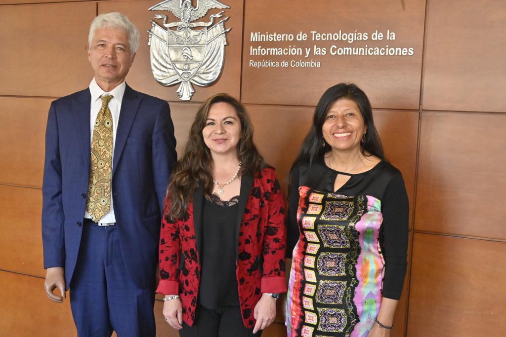 Ministerio_TIC's tweet photo. Hoy la ministra @SandramUrrutia y el equipo jurídico del ministerio se reunieron con voceros de @Colnodo para recalcar la importancia del componente tecnológico dentro del #PlanDeLaGente e impulsar la #JusticiaSocial, las #EconomíasPopulares y la conectividad de #Colombia.🇨🇴 https://t.co/WZ4FWIA7fo