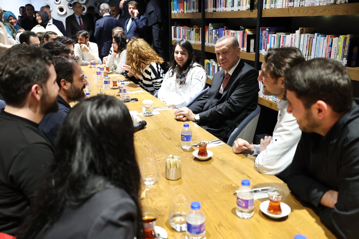 RTErdogan's tweet photo. Üsküdar Nevmekan’da bir Ramazan akşamı… Sohbetimize keyif katan genç kardeşlerime teşekkür ediyorum. https://t.co/XBt7P5VZ41