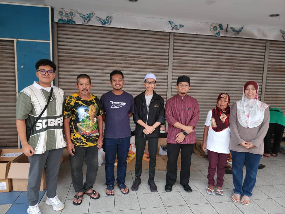 MPPKPMSI's tweet photo. Pada 17 April 2023 bersamaan dengan 27 Ramadan kami berpeluang untuk memberi sedikit bantuan pek makanan dan juga juadah berbuka puasa 
kepada golongan yang memerlukan.

1/2 https://t.co/s5gXqBNUem