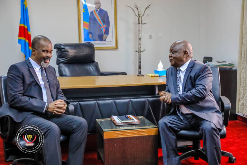 INSTANTnewsCD's tweet photo. AUDIENCES | 17•04•2023
Le MinÉtat de l'@IntegrationRDC, Mbusa Nyamwisi et le Coordon du MNS, Claude IBalanky ont évalué lundi les plans d'actions prioritaires qui ouvrent sur la 11ème réunion de haut niveau du mécanisme régional de suivi prévue pour le 6 mai 2023, à Bujumbura. https://t.co/askiQzp5GZ