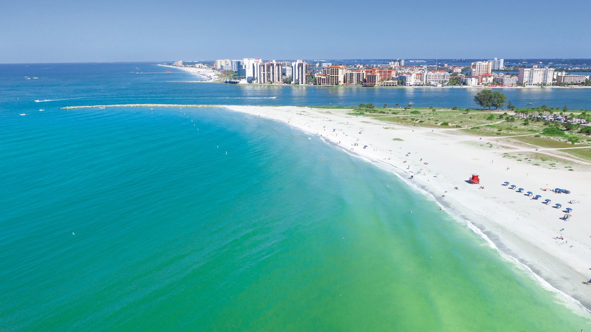 VisitSPC's tweet photo. Looking for a beach that's a little more laid back from the rest? Just minutes from the hustle and bustle of Clearwater Beach, Sand Key Park is a hidden gem with a wide, sandy beach, and spectacular gulf views that may just be more your speed...or lack thereof. ☀️🌴 #SandKeyPark https://t.co/fGPVYiJqDI