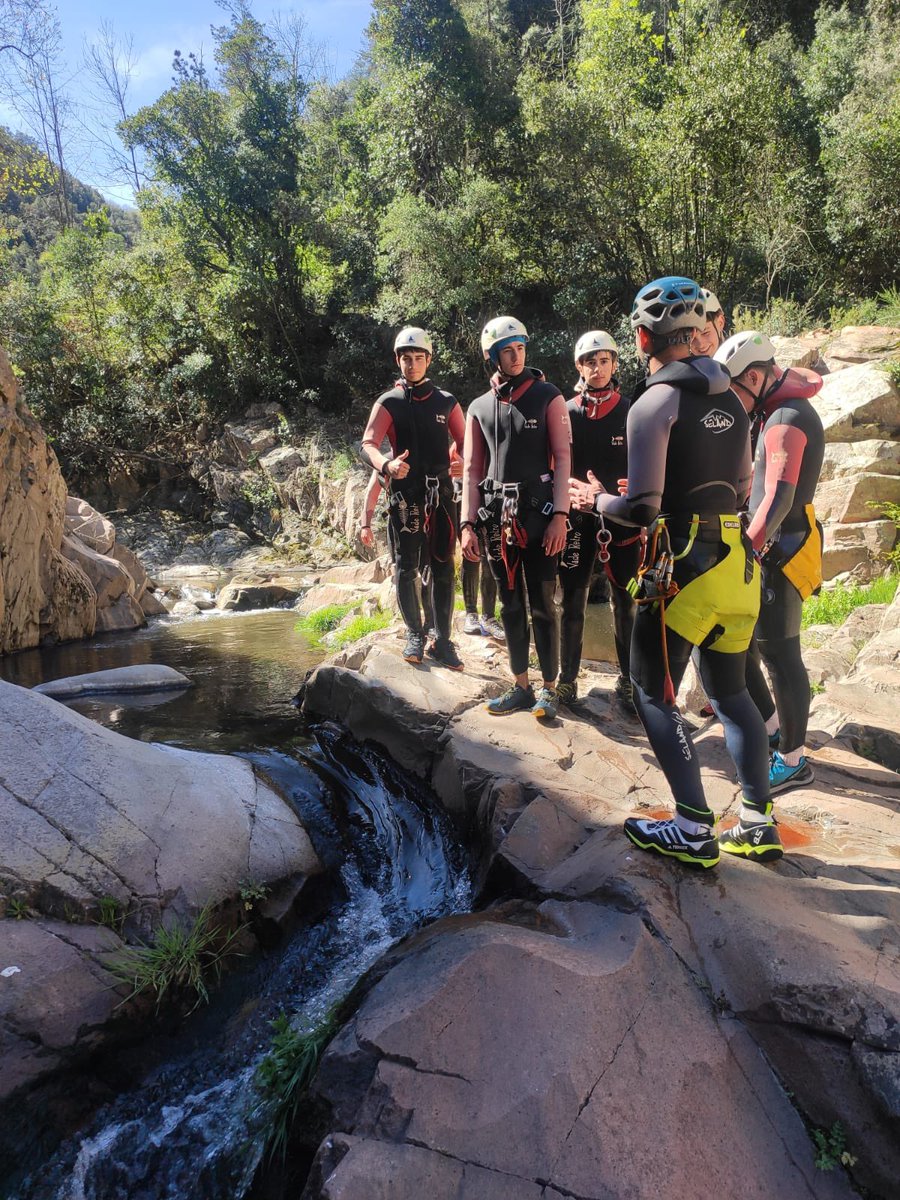 EpiaOlot's tweet image. MANIOBRES AMB CORDES EN BARRANCS
Avui amb els alumnes de 2n de GM hem anat fins a Osor a seguir practicant les tècniques aquàtiques i maniobres amb cordes en un barranc. Gràcies altre cop Vertical Emotions per la vostra professionalitat! @verticalemotions #fpolot