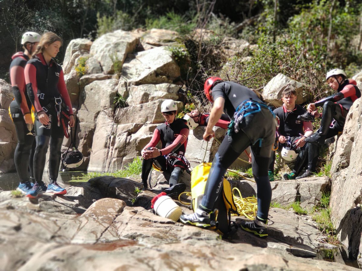 EpiaOlot's tweet image. MANIOBRES AMB CORDES EN BARRANCS
Avui amb els alumnes de 2n de GM hem anat fins a Osor a seguir practicant les tècniques aquàtiques i maniobres amb cordes en un barranc. Gràcies altre cop Vertical Emotions per la vostra professionalitat! @verticalemotions #fpolot