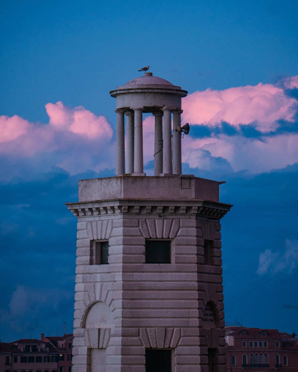 Il faro dell’isola di San Giorgio Maggiore si trova in uno dei punti più belli da dove ammirare la laguna e piazza San Marco 😍

lestanzedellafotografia.it