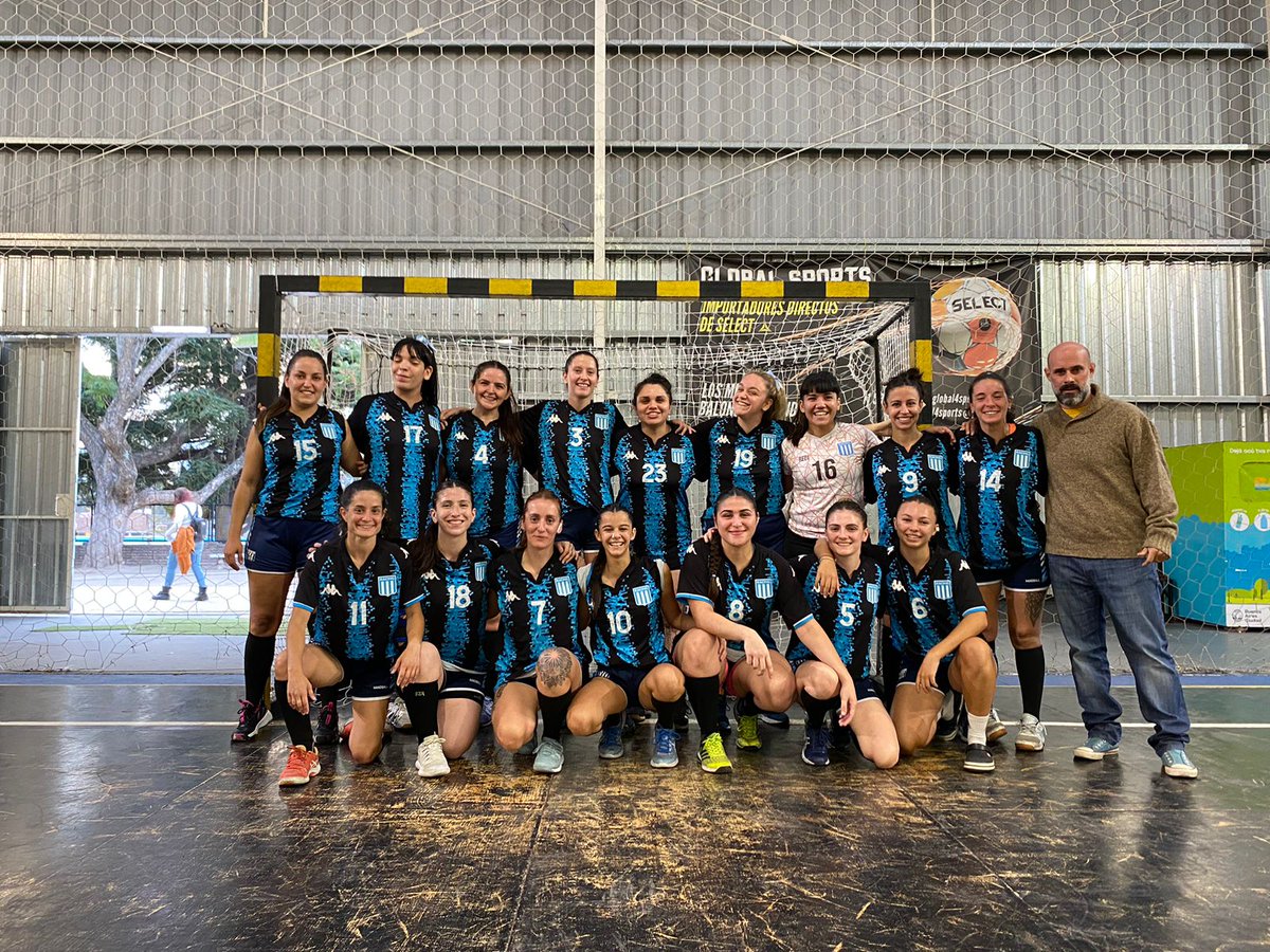 DeportesRacing's tweet photo. #HandballVDP 🤾‍♀️

El sábado por la tarde, las mayores de @RacingHandballV vencieron 26-15 ante Beata por la fecha 5 del Campeonato Apertura de FeMeBal en la 3ra División "B" en Comunicaciones.

#VamosRacing 
#ElClubMásLindoDelMundo
#DeportesRacing https://t.co/sO6I2IC3R1
