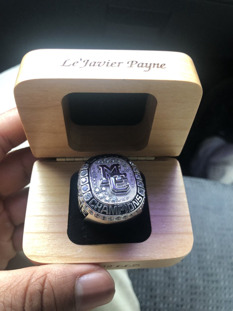 HPayne2007's tweet photo. Ring me 💍 #mountcarmelfootball https://t.co/oIdj9FlayN