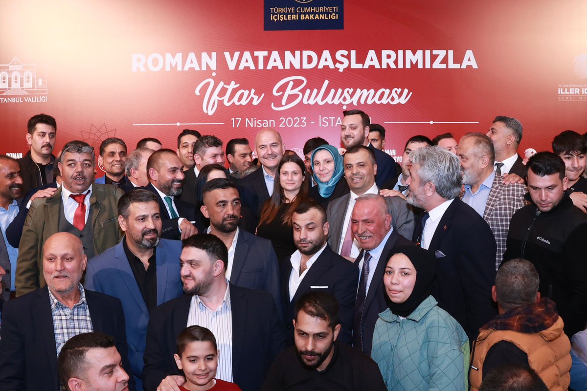 suleymansoylu's tweet photo. İstanbul’da, iftar sofrasının bereketini Roman hemşehrilerimizle paylaştık.

Rabbim, #KadirGecesi'nde tuttuğumuz oruçları, ettiğimiz duaları kabul eylesin https://t.co/NoAfKaBvVh