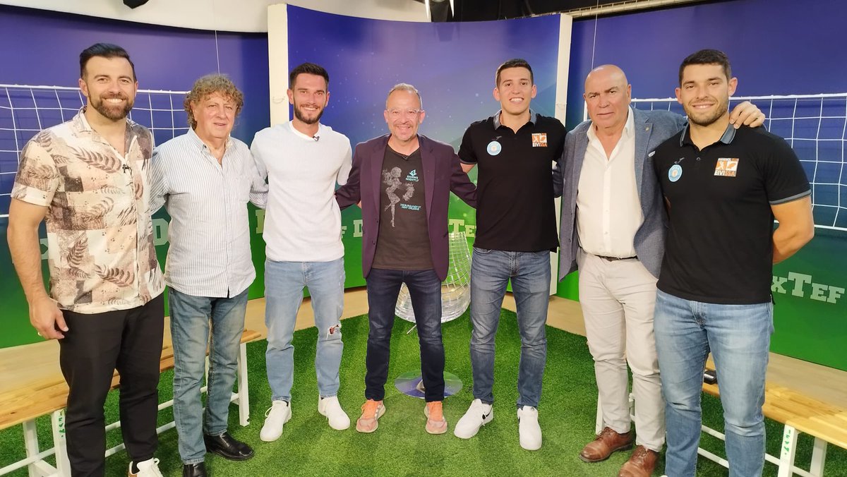 Tothom llest al plató del #dxtef d’aquesta nit 👇🏻

⚽️ Borja Íñiguez, jugador de @SDPortmany 
🤾‍♂️ Javier Bodí i Jorge Broto, jugadors de @UDHCEivissa 

🎙️ <a href="/pacosamuperez/">Paco Pérez Pérez</a> amb <a href="/labichampion/">labi</a> <a href="/Ercatorce/">ernesto espinosa</a> i Tolo Darder 

22:00h
📲 teftv.com/la-tef-en-dire…