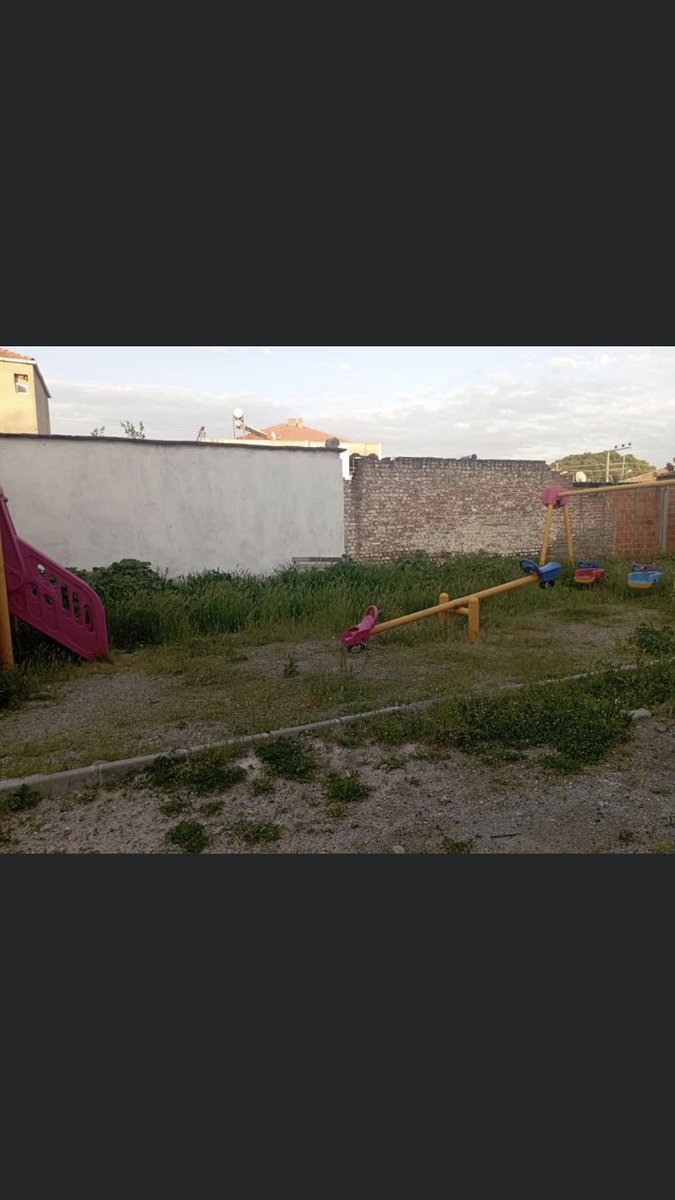 Bergama Ayaskent Mahallesi merkezdeki çocuk parkının durumu ilişikdeki fotoğrafdaki gibidir.Bilgilerinize.