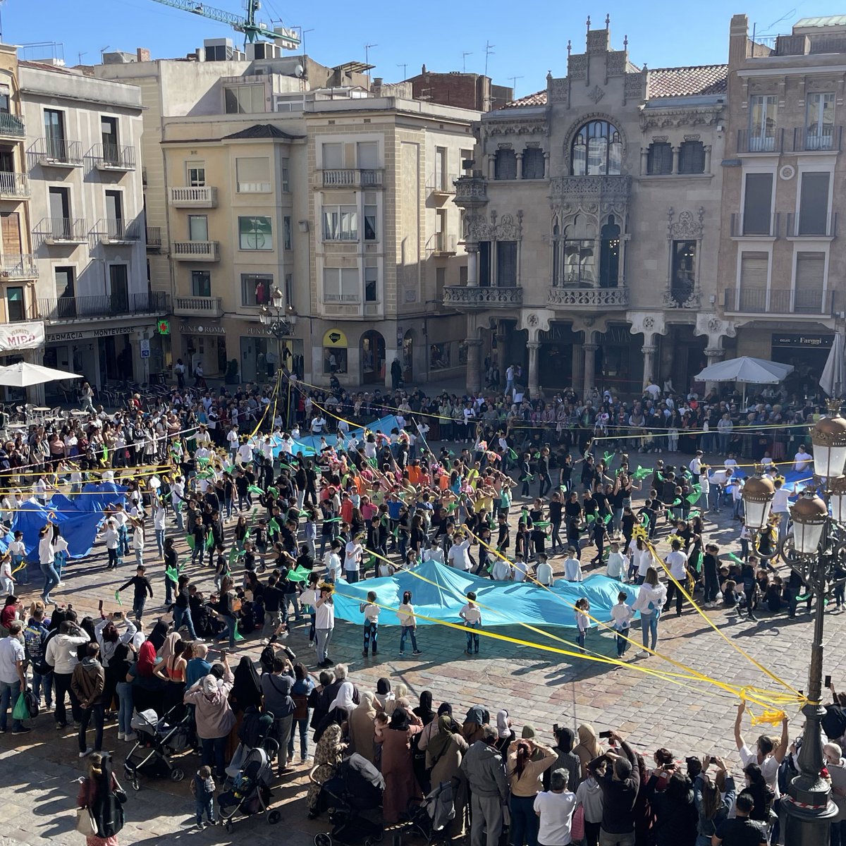 montseDJ's tweet photo. L’art com a via d’expressió per reivindicar un Reus més verd: Més de 400 alumnes de l’escola @rubioiorsreus han omplert la plaça del Mercadal amb l’espectacle #Llavors

#lartdeteixircamins #aprenematravesdelesarts 
cc @Noe_Moliner @daresa72 https://t.co/aZAsOi3oTv