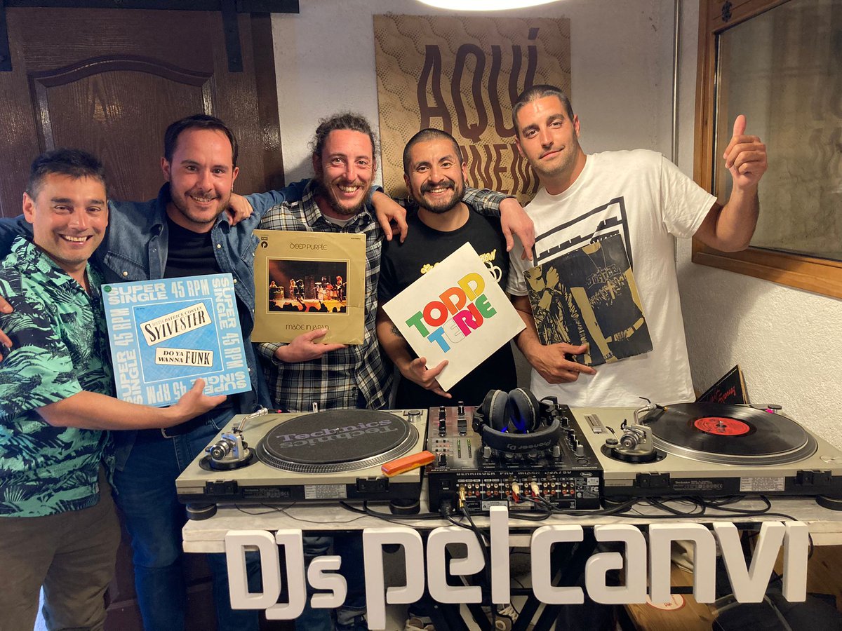 Bona festeta va quedar a la @melosahamburgueseria Moltes cares conegudes, bona teca amunt i a baix i selecció de temassus amb vinil dels cracks als plats <a href="/MISSURIDJ/">Missuri</a> @_patxekito @UriMood Atentes a XXSS, ja que al maig canviem de projecte!Gràcies com sempre a l'equip de Melosa.