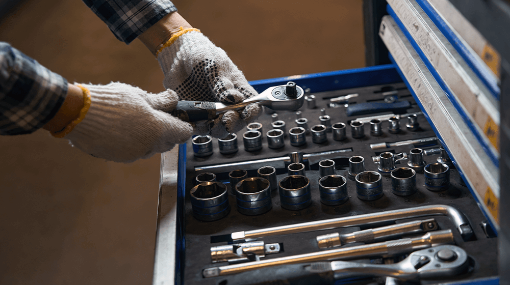 Having the right tools 🔧 is essential for any professional #mechanic who wants to start their own business. Check out our extensive list of mechanic's #tools to consider investing in. 🚗🚙 zurl.co/7tvl  #automotive