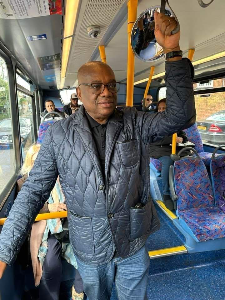 Floydmax11's tweet photo. When they travel outside Nigeria they enjoy the Public infrastructure and obey the laws, but when in Nigeria they use 10 car convoy with Security operatives to disturb the peace and intimidate other Nigerians, they can't reciprocate what they see in abroad in Nigeria, #APCSlaves https://t.co/yT6nAKUYAR