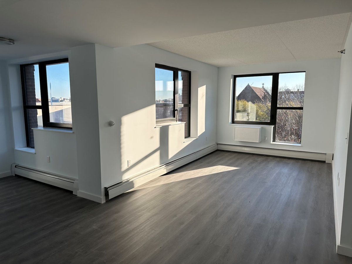 NYCHousing's tweet photo. ⚠️ New to #HousingConnect: 1-bedrooms starting at $521 per month! ⚠️
Are you looking to move into an amenity-rich building within walking distance of restaurants and grocery stores? Apply to Victory Commons before it's too late: https://t.co/HPq5oFDuq1 https://t.co/gaIQAhhWV7