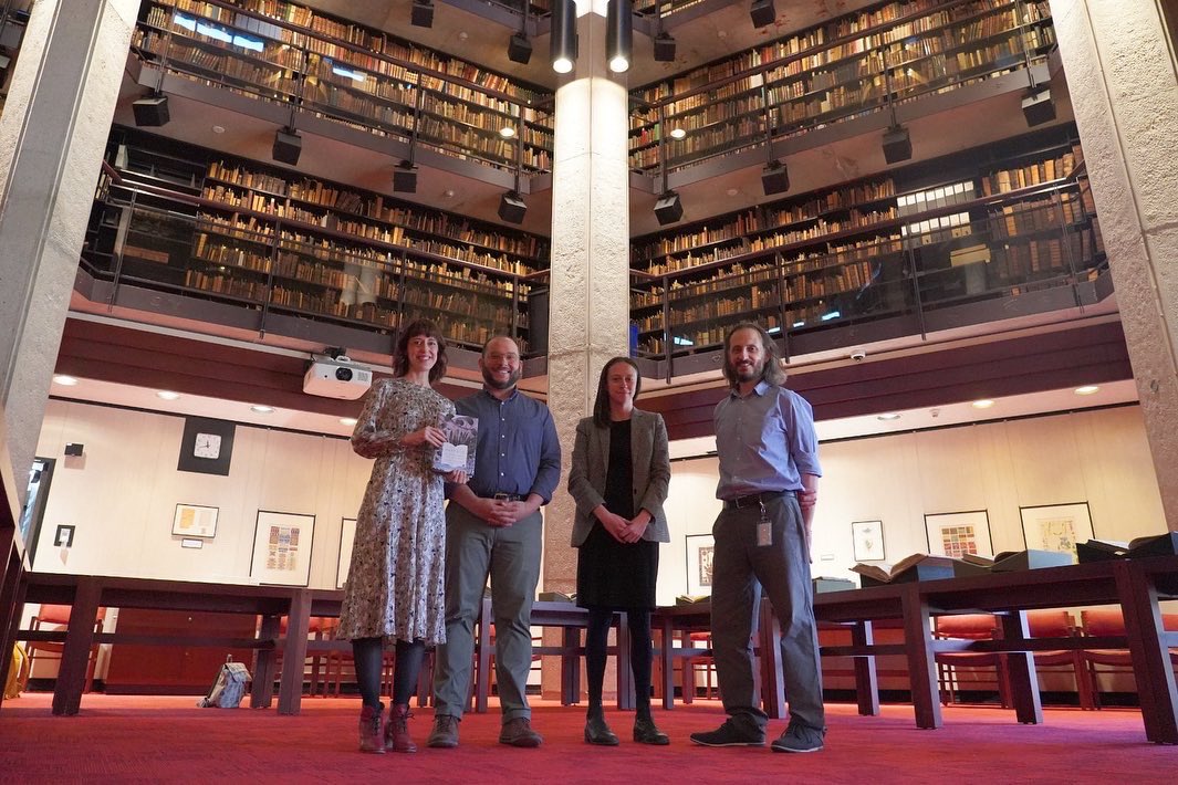 irenevalmore's tweet image. Tuve la infinita suerte de que me recibieran en la Thomas Fisher Rare Books Library de Toronto. La torre hexagonal de la Fisher inspiró a Umberto Eco para imaginar la magnética biblioteca monástica de “El nombre de la rosa”. 

#Toronto #FisherLibrary