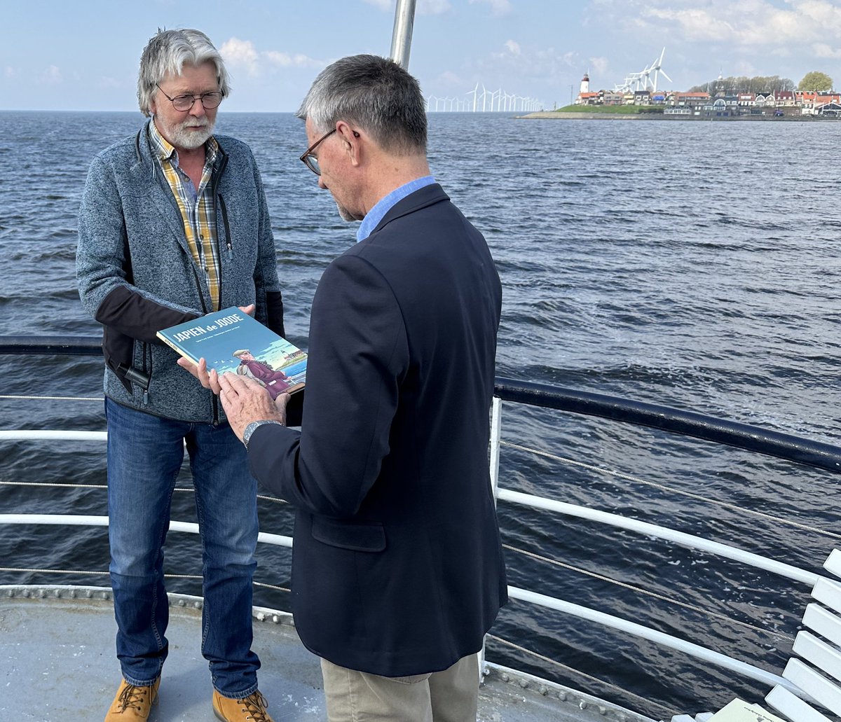 OdulphusUrk's tweet photo. Overhandiging eerste exemplaar stripboek op het dek van @dezuiderzee door Meindert Hakvoort (projectteam) aan Wybren Steekstra (vertegenwoordiger onderwijs Urk). https://t.co/5e4L6vrRIc