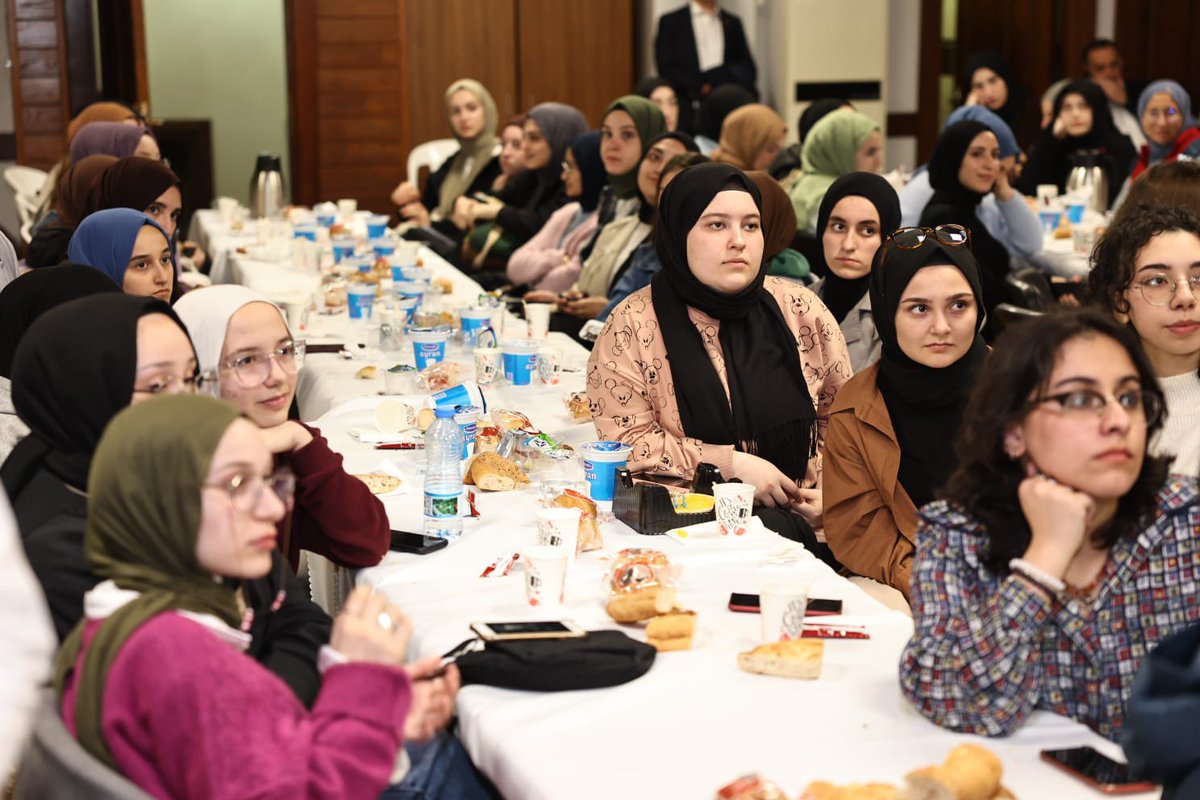 abdullahozdemir's tweet photo. Soframız geniş. 😊

Kocaeli Başiskele Şehit Ozan Özen Kız İmam-Hatip Lisesi’ndeki hanımefendi kardeşlerimizi @bagimder katkılarıyla iftar soframızda ağırladık. 
Ayaklarınıza sağlık, iyi ki geldiniz. 

📍Giresun Konağı - Fındık Bahçesi https://t.co/2KX9dbtTjd