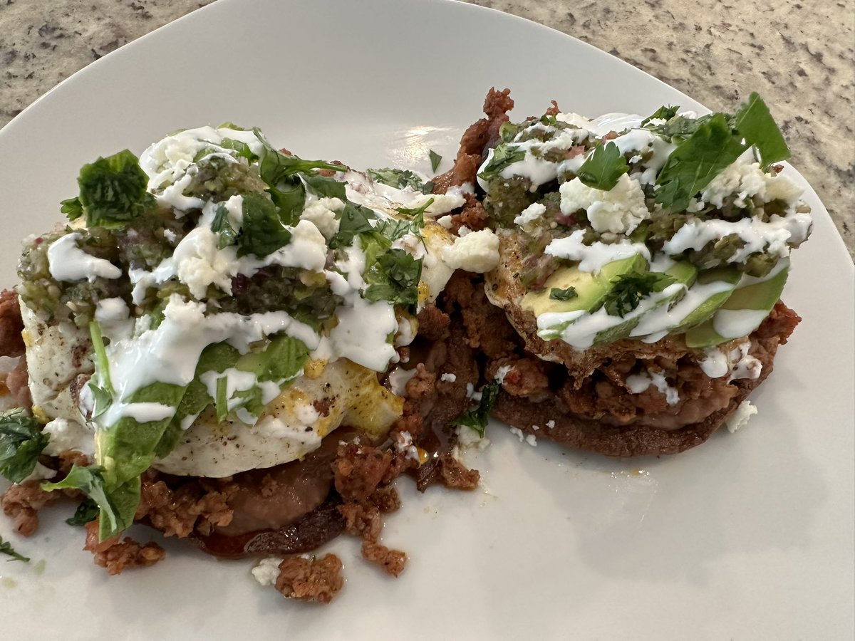 imnotevenachef's tweet photo. breakfast tostadas ✨ https://t.co/06s9XJHnJ9